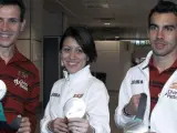 Los atletas Juan Carlos Higuero (izda), Isabel Macías y Kevin López posan con sus medallas de plata ganadas en los Europeos en Pista Cubierta de Goteborg al llegar al aeropuerto de Barajas.