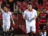 Negredo celebra uno de sus goles en el Sevilla - Celta en presencia de Medel y Jonny.
