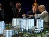 El magnate Sheldon Adelson y su esposa, ante una maqueta de su proyecto en Macao (China).