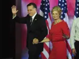 El candidato republicano Mitt Romney (izda) y su mujer, Ann (2ºdcha) aparecen durante el evento organizado por los republicanos en la noche de las elecciones en el Centro de Convenciones de Boston (Estados Unidos), cuando Obama ganó la reelección con al menos 303 votos electorales.