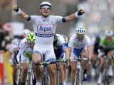 El alemán Marcel Kittel celebra su victoria en la segunda etapa de la París-Niza 2013.
