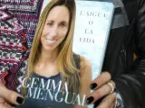Gemma Mengual posa con su libro, El agua o la vida.
