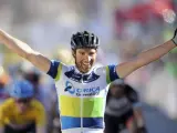 El suizo Michael Albasini celebra su victoria en la cuarta etapa de la París-Niza 2013.