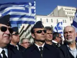 Militares griegos en activo y retirados han marchado por las calles de Atenas (Grecia) en protesta por los recortes salariales y de las pensiones.