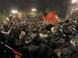 Los antidisturbios de la Policía Nacional cargan contra los manifestantes, en la madrileña Plaza de Neptuno.