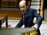 Rubalcaba baja de su escaño en el Congreso de los Diputados.