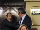 El líder del PSOE, Alfredo Pérez Rubalcaba, conversa con el diputado y líder socialista de Castilla y León, Julio Villarrubia.
