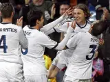 Los jugadores del Real Madrid celebran un gol de Luka Modric.