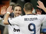 Los nueves del Real Madrid, Higuaín y Benzema, celebran un gol.