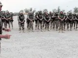 Imagen de 2004 del general Fulgencio Coll (izquierda), dirigiéndose a los soldados de la brigada de Infantería Mecanizada 'Extremadura XI', núcleo de la brigada 'Plus Ultra', con base principal en la ciudad de Diwaniya (Irak), antes de regresar a España.