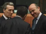 El ministro de Finanzas italiano, Vitorrio Grilli (i), el ministro de Finanzas portugués, Vitor Gaspar (c), y el ministro de Economía español, Luis de Guindos, charlan durante una reunión del Eurogrupo.