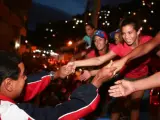 El presidente en funciones, Nicolás Maduro, saluda a sus seguidores en el popular barrio de Petare, en Caracas.