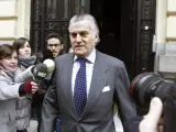 El extesorero del Partido Popular, Luis Bárcenas, a su salida de su domicilio.