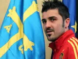 David Villa posa en Gijón con la bandera de Asturias.