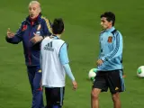 El técnico Vicente del Bosque (i) conversa con los jugadores David Villa (c) y Jesús Navas.