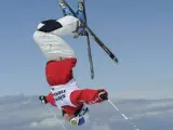 La esquiadora estadounidense Heather Mcphie, en acción durante las finales de la Copa del Mundo de Freestyle disputadas en la estación invernal granadina de Sierra Nevada.