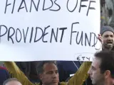 Un grupo de trabajadores de la banca de Chipre protestan con carteles frente al Ministerio de Finanzas en Nicosia.
