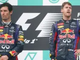 Los pilotos de Red Bull, Webber y Vettel, en el podio del G.P. de Malasia. Vettel tuvo que pelear mucho para superar a su compañero de equipo, lo que provocó el primer pique de la temporada en la escudería Red Bull.