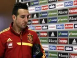 Santi Cazorla llega a una rueda de prensa con la selección española.