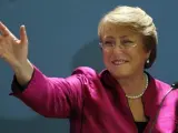 La expresidenta de Chile Michelle Bachelet saluda, el 27 de marzo de 2013, durante un acto en la periferia de Santiago de Chile donde anunció de que se presenta a la reelección en las presidenciales de noviembre.