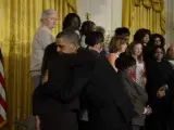El presidente estadounidense, Barack Obama, y el vicepresidente, Joe Biden, abrazan a varias personas afectadas por tiroteos.