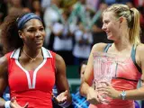 Serena Williams y Maria Sharapova tras un torneo de Estambul que ganó la estadounidense.