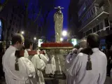 Varios costaleros portan la talla, de 1944 de Mariano Benlliure, durante la procesión de El Divino Cautivo, en el distrito de Salamanca de Madrid.