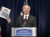 El excongresista republicano de Arkansas Asa Hutchinson presenta el informe de la Asociación del Rifle en el que propone tener guardias armados en las escuelas.