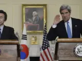 El secretario de estado de EE.UU., John Kerry (d), y el ministro de Exteriores y Comercio de la República de Corea, Yun Byung-Se (i), este martes en una rueda de prensa conjunta en Washington