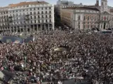 Miles de personas participando en una de las múltiples asambleas celebradas por el 15-M en la madrileña Puerta del Sol.