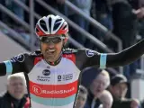 Fabian Cancellara celebra su victoria en la París-Roubaix.
