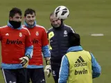 Los porteros del Real Madrid, Antonio Adán e Iker Casillas durante un entrenamiento.