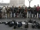 Cámaras de televisión y fotoperiodistas dejan sus equipos de trabajo cortando la calle durante la concentración celebrada frente a la embajada de EE UU en Madrid, para recordar al cámara de televisión José Couso.