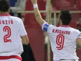 Álvaro Negredo celebra uno de sus goles al Athletic junto a