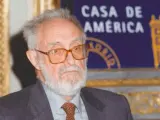 José Luis Sampedro participa en una conferencia en la Casa de América (Madrid).