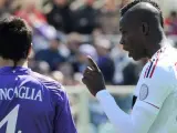 Mario Balotelli y Fabio Roncaglia en el Milan - Fiorentina.