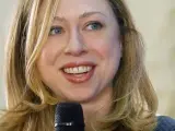 Chelsea Clinton, hija del expresidente estadounidense Bill Clinton, participa en un debate organizado por una ONG en Ucrania.