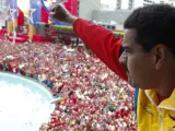Nicolás Maduro saluda a miles de seguidores durante un acto en Venezuela.
