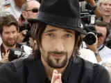 El actor y exnovio de Elsa Pataky, Adrien Brody, saluda a los medios en Cannes.