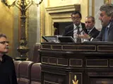 El presidente del Congreso, Jesús Posada (d), llama al orden al diputado de ERC Joan Tardà (i) por hablar en catalán durante el debate de convalidación de un decreto ley sobre pensiones,