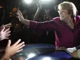 La expresidenta de Chile Michelle Bachelet saluda a sus seguidores durante un acto público donde anunció de que se presenta a la reelección en los comicios presidenciales de noviembre próximo.