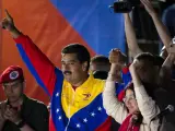 El presidente encargado y ganador de los comicios de en Venezuela, Nicolás Maduro, saluda a los seguidores el 14 de abril de 2013, en Caracas, donde defendió su triunfo en las presidenciales para elegir al sucesor del fallecido gobernante Hugo Chávez .