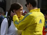 Una pareja se abraza cerca de la línea de meta de la 117 Maratón de Boston, Massachusetts (EE.UU.). Al menos dos personas murieron y decenas resultaron heridas en dos explosiones registradas durante el popular maratón, según los medios locales.