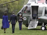 El presidente estadounidense, Barack Obama (c), y su esposa, Michelle, abandonan la Casa Blanca para iniciar su viaje a Boston, donde participarán en la ceremonia por las víctimas del maratón.