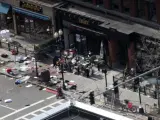 Vista general del área de una de las explosiones de Boston (EE UU). De momento han fallecido tres personas, un niño de 8 años entre ellos.