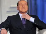 El exprimer ministro italiano Silvio Berlusconi se ajusta la corbata, en una imagen de archivo.