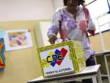 Una mujer ejerce su derecho al voto en las elecciones venezolanas.