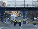 Dos policías hacen guardia junto a la meta de la maratón de Boston, mientras continúan las investigaciones en el escenario de las dos explosiones.