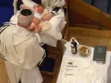 Los judíos practican la circuncisión al octavo día después del nacimiento.