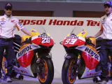 Los pilotos españoles Dani Pedrosa y Marc Márquez, del equipo Repsol, durante la presentación en Madrid de la Honda RC213V. Pedrosa y Márquez se perfilaban como el equipo más potente del mundial.